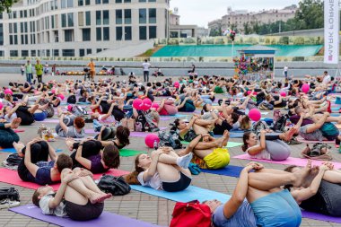 Minsk, Belarus-1 Haziran, 2019: birçok kişi parkta yoga yapmak