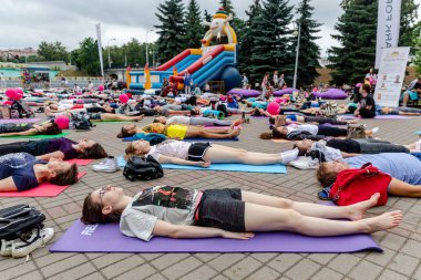 Minsk, Belarus-1 Haziran, 2019: birçok kişi parkta yoga yapmak