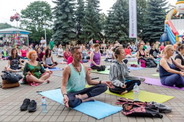 Minsk, Belarus-1 Haziran, 2019: birçok kişi parkta yoga yapmak