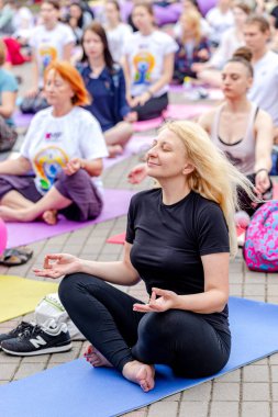 Minsk, Belarus-1 Haziran, 2019: birçok kişi parkta yoga yapmak