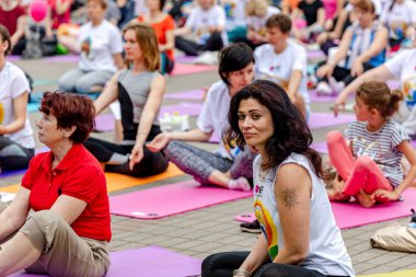 Minsk, Belarus-1 Haziran, 2019: birçok kişi parkta yoga yapmak