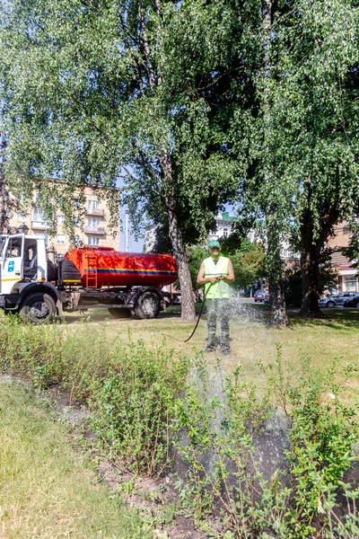 Minsk, Vitryssland-1 juni, 2019: Utility Worker trädgårdsmästare av kommuner — Stockfoto