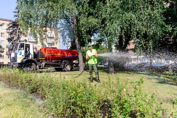 Mińsk, Białoruś-1 czerwca, 2019: pracownik komunowy ogrodnik miastach — Zdjęcie stockowe