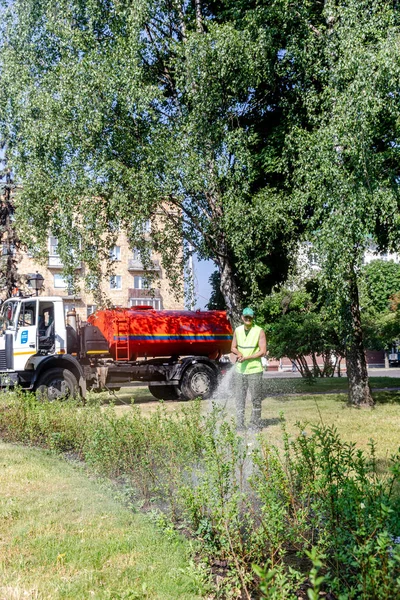 Minsk, Vitryssland-1 juni, 2019: Utility Worker trädgårdsmästare av kommuner — Stockfoto