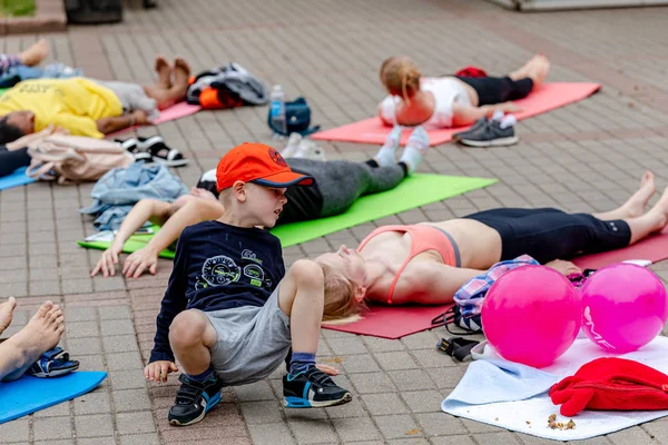 Minsk, Belarus-1 Haziran, 2019: birçok kişi parkta yoga yapmak