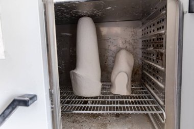 Minsk, Beyaz Rusya - 1 Haziran 2019: protez tutan cerrah