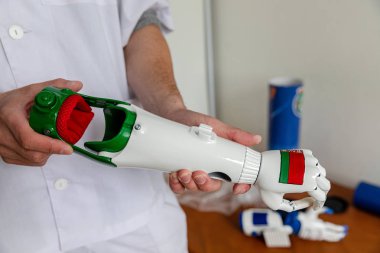 Minsk, Beyaz Rusya - 1 Haziran 2019: protez tutan cerrah