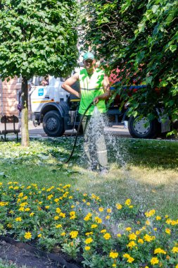 Minsk, Belarus-1 Haziran, 2019: belediyeye yardımcı işçi bahçıvan