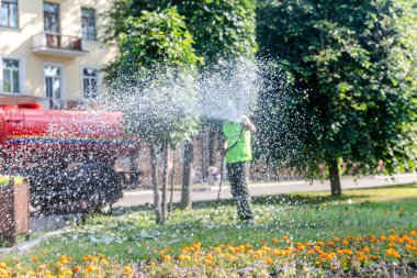 Minsk, Belarus-1 Haziran, 2019: belediyeye yardımcı işçi bahçıvan