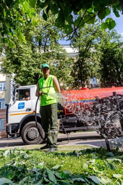Minsk, Belarus-1 Haziran, 2019: belediyeye yardımcı işçi bahçıvan