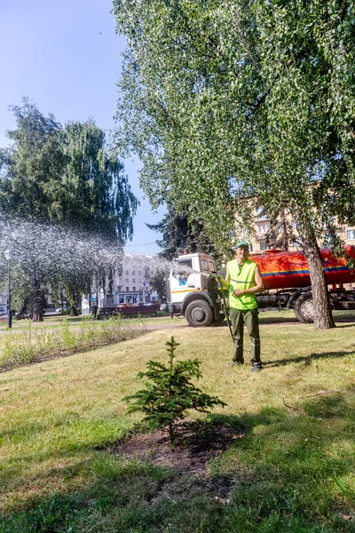 Minsk, Vitryssland-1 juni, 2019: Utility Worker trädgårdsmästare av kommuner — Stockfoto