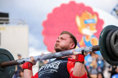 Minsk, Beyaz Rusya - 3 Ağustos 2019: vücut geliştirmeci atlet strongman c