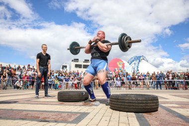Minsk, Beyaz Rusya - 3 Ağustos 2019: vücut geliştirmeci atlet strongman c