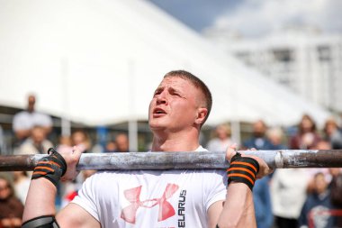 Minsk, Beyaz Rusya - 3 Ağustos 2019: vücut geliştirmeci atlet strongman c