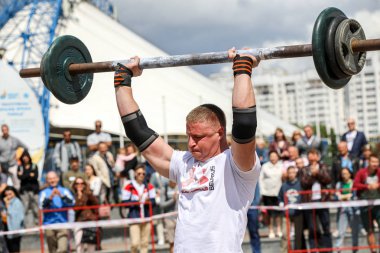 Minsk, Beyaz Rusya - 3 Ağustos 2019: vücut geliştirmeci atlet strongman c