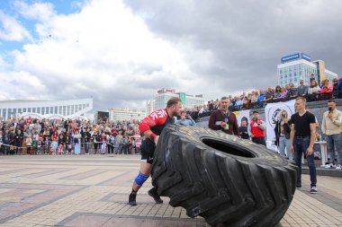 Minsk, Beyaz Rusya - 3 Ağustos 2019: vücut geliştirmeci atlet strongman c