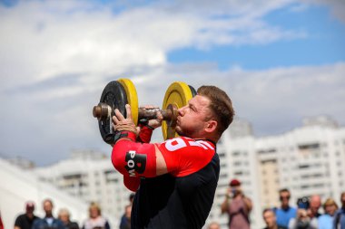 Minsk, Beyaz Rusya - 3 Ağustos 2019: vücut geliştirmeci atlet strongman c
