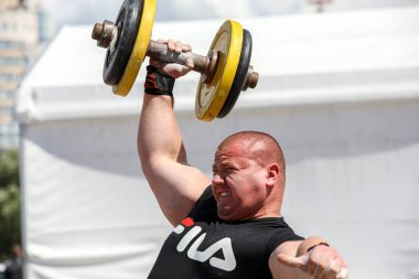 Minsk, Beyaz Rusya - 3 Ağustos 2019: vücut geliştirmeci atlet strongman c