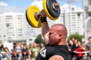 Minsk, Beyaz Rusya - 3 Ağustos 2019: vücut geliştirmeci atlet strongman c