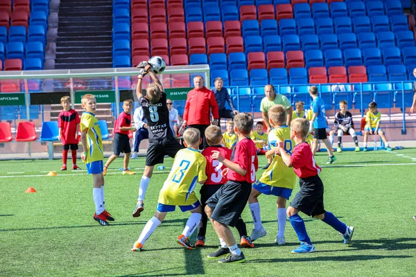 Mińsk, Białoruś-3 sierpnia 2019: piłka nożna szkolenie piłki nożnej dla ki — Zdjęcie stockowe