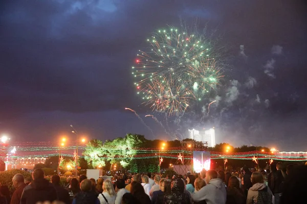 MINSK, BELARUS - AUGUST 3, 2019:Fireworks light up the sky over — Stock Photo, Image