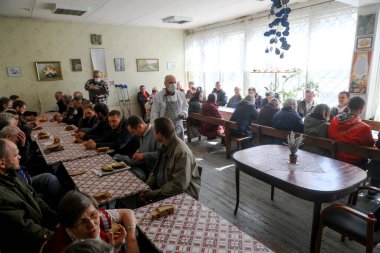 MINSK, BELARUS - 1 Mayıs 2020: Evsizler için yemek salonunda beleş yemek veriliyor