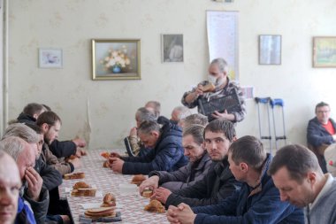 MINSK, BELARUS - 1 Mayıs 2020: Evsizler için yemek salonunda beleş yemek veriliyor