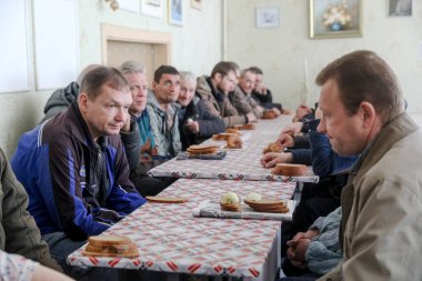 MINSK, BELARUS - 1 Mayıs 2020: Evsizler için yemek salonunda beleş yemek veriliyor