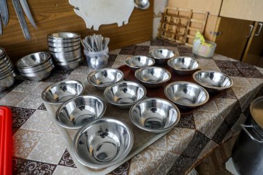 MINSK, BELARUS - 1 Mayıs 2020: Evsizler için yemek salonunda beleş yemek veriliyor