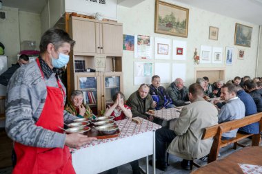 MINSK, BELARUS - 1 Mayıs 2020: Evsizler için yemek salonunda beleş yemek veriliyor