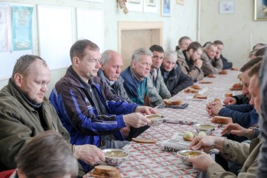 MINSK, BELARUS - 1 Mayıs 2020: Evsizler için yemek salonunda beleş yemek veriliyor