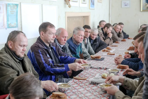 Minsk Belarus 2020 Május Hajléktalanoknak Ingyen Ételt Szolgálnak Fel Ebédlőben — Stock Fotó