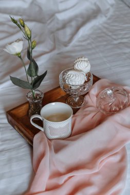 Düğün dekor sabah gelin. Eustoma, şekerleme ve bir fincan kahve bir ahşap tepsi.