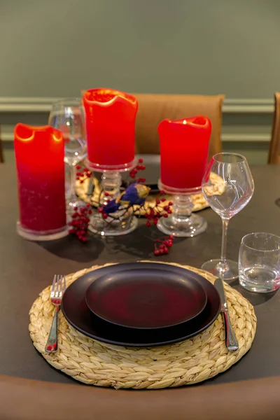 Χριστούγεννα, διακοπές και πίνακα ρύθμιση έννοια - ποτήρια, πιάτα και κόκκινα κεριά για ένα εορταστικό δείπνο στο σπίτι — Φωτογραφία Αρχείου