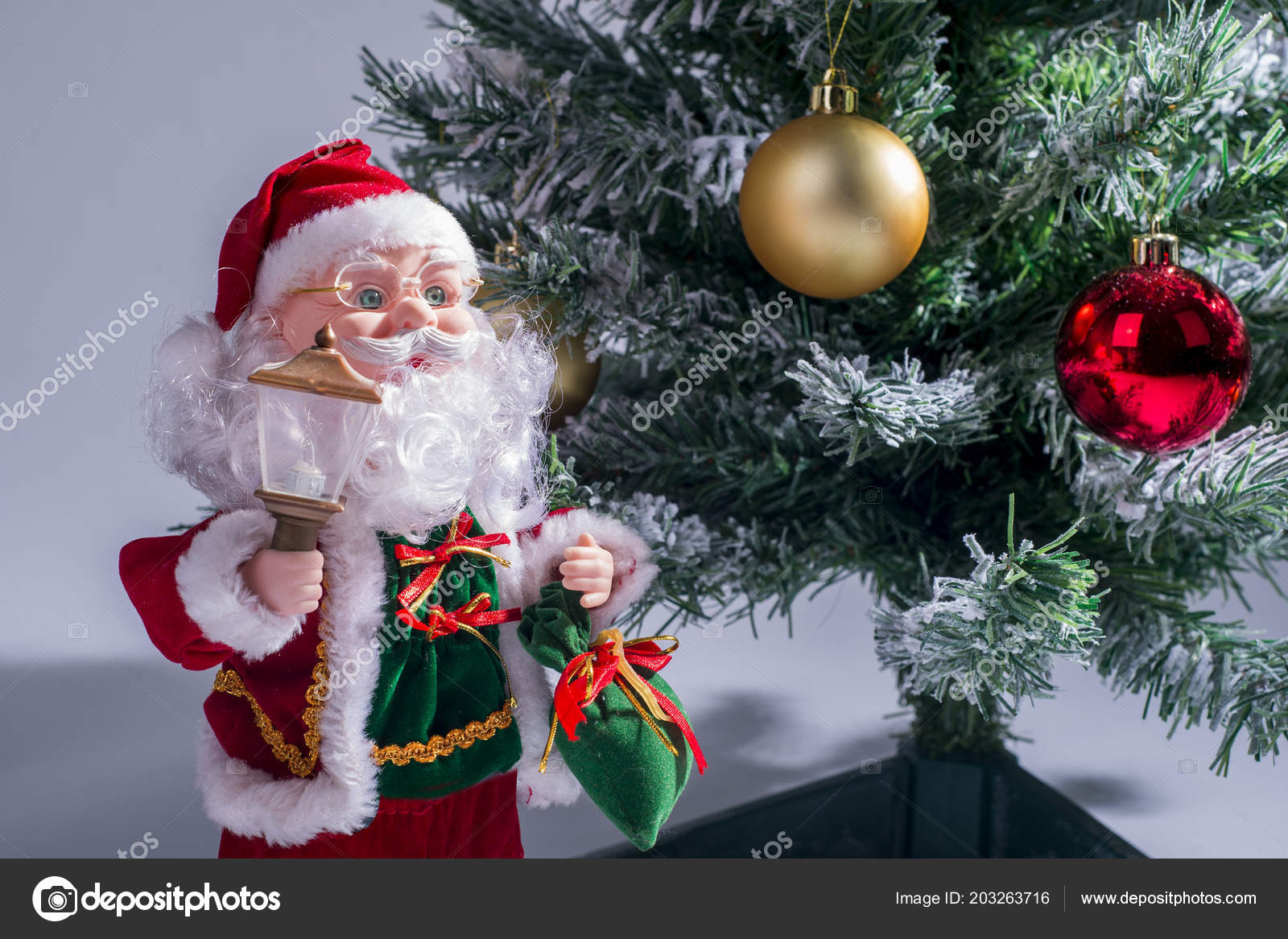 Toy Santa Claus near the Christmas tree — Fotografie od Parshko