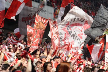 Rusya, Moskova, Ağustos 2015: Spartak Moskova hayranları Fc Dinamo karşı dostça bir oyun sırasında onların takım tezahürat