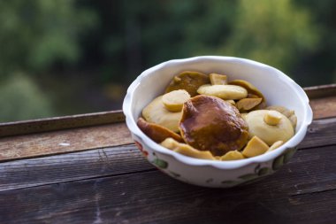 tablo üzerinde turşu beyaz mantar