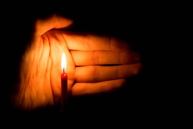 Adam el korumak mum ateş etmek.