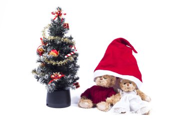 Peluş ayı yavrularını yapay bir Noel ağacı yakınındaki 