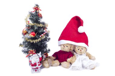 Peluş ayı yavrularını yakınındaki bir yapay Noel ağacı Noel Baba ile