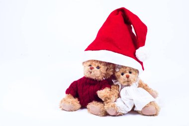 Peluş ayı beyaz arka plan üzerinde izole Santa şapka