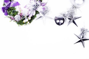 Noel kompozisyon. Noel hediyesi, çam kozalakları, yıldız, mazı dalları ve gypsophila çiçekler. Düz yatıyordu, en iyi görünüm, kopya alanı.