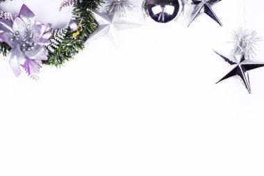 Noel kompozisyon. Noel hediyesi, çam kozalakları, yıldız, mazı dalları ve gypsophila çiçekler. Düz yatıyordu, en iyi görünüm, kopya alanı.