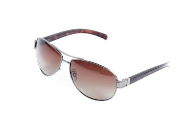 Beyaz arkaplanda güneş gözlüğü 