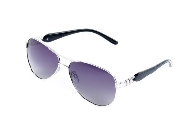 Beyaz arkaplanda güneş gözlüğü 