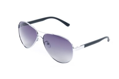 Beyaz arkaplanda güneş gözlüğü 