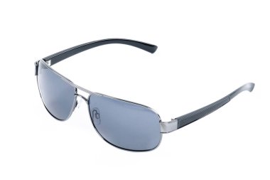 Beyaz arkaplanda güneş gözlüğü 