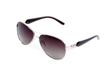 Beyaz arkaplanda güneş gözlüğü 