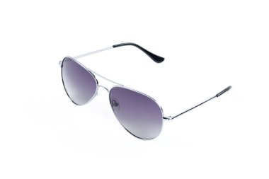 Beyaz arkaplanda güneş gözlüğü 