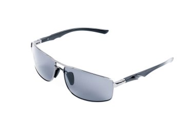 Beyaz arkaplanda güneş gözlüğü 